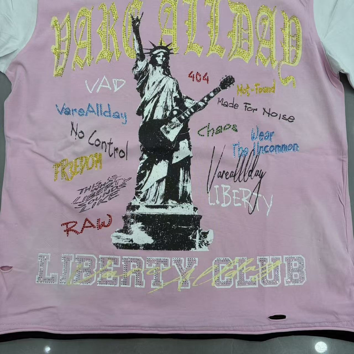 VARE ALL DAY Pink Contrast-Sleeve Graphic T-Shirt — detail